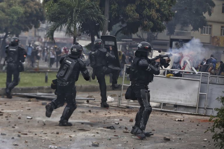 La policía lanza gases lacrimógenos a manifestantes el lunes 3 de mayo de 2021 durante una huelga nacional contra una reforma fiscal, en Cali, Colombia. (AP foto/Andrés González)