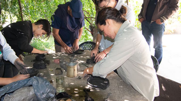 Además de realizar las ollas de cerámica negra, Mariana López ofrece talleres para turistas