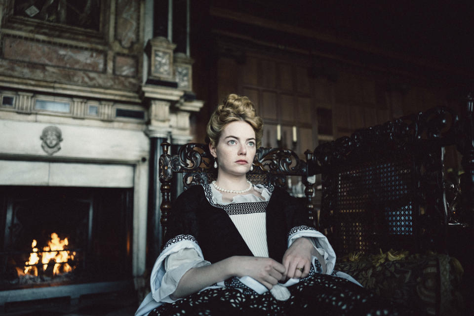 En esta imagen difundida por Fox Searchlight, Emma Stone en una escena de "The Favourite". (Fox Searchlight Pictures via AP)