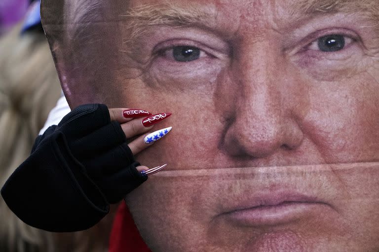 Una mujer sostiene una imagen con la cara del presidente Donald Trump en un mitin en Washington en apoyo de Trump llamado "Save America Rally" el 6 de enero 
