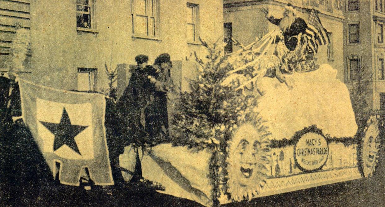 First-ever Santa float in the then-Macy&rsquo;s Christmas Parade