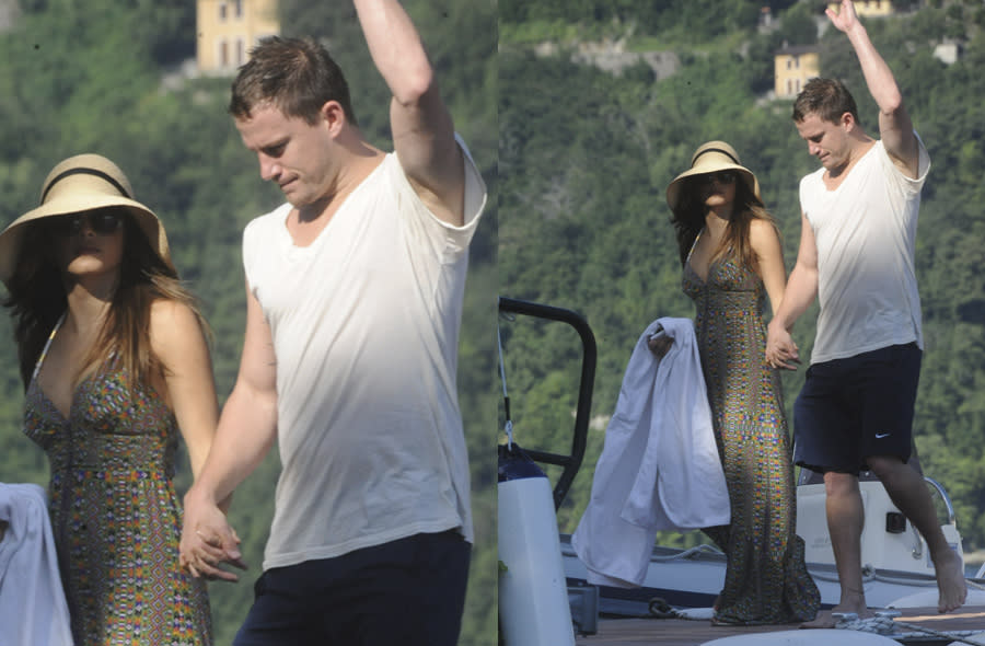 <b>Channing Tatum & Jenna Dewan</b><br><br>Zwei Verliebte auf dem Weg zu einer romantischen Bootstour auf dem Comer See in Italien. Channing verabschiedet sich von den Fotografen und freut sich auf die Spritztour mit seiner Liebsten. (Bild: Splash News)