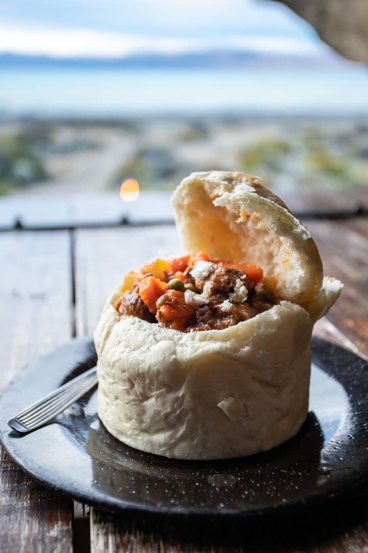 Estofado de cordero, dentro de una cazuela de pan casero, el plato estrella de la excursión; hay versión vegetariana