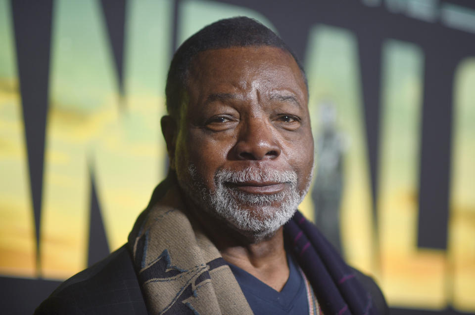 ARCHIVO - Carl Weathers llega a la premiere de la tercera temporada de "The Mandalorian" el 28 de febrero de 2023, en el Hotel The Roosevelt en Los Angeles. Weathers actor de las películas de "Rocky", "Predator" y la serie "The Mandalorian" falleció el jueves 30 de enero de 2024. Tenía 76 aos. (Photo by Richard Shotwell/Invision/AP, File)