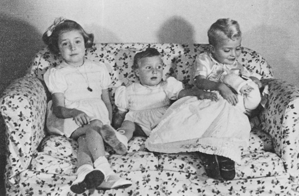 <p>Juan Carlos I nació el 5 de enero de 1938 en Roma y, tres años después, fue inmortalizado con sus tres hermanos: Pilar (izquierda), Margarita y Alfonso. (Foto: API / Gamma-Rapho via Getty Images)</p> 