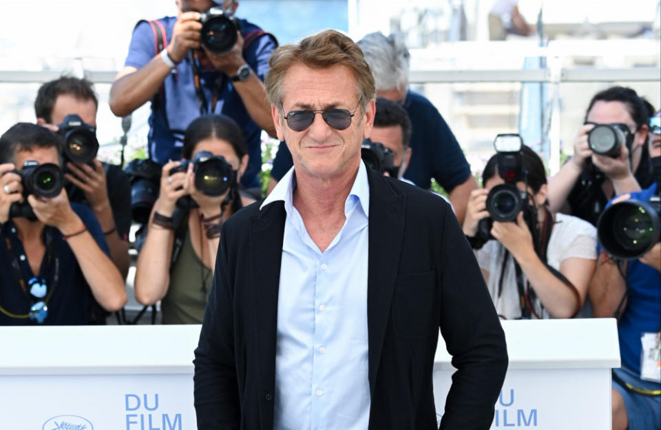 Sean Penn thinks threatening studio executives with manipulating images of their daughters using AI would end the SAG-AFTRA strike that has brought Hollywood to a standstill credit:Bang Showbiz