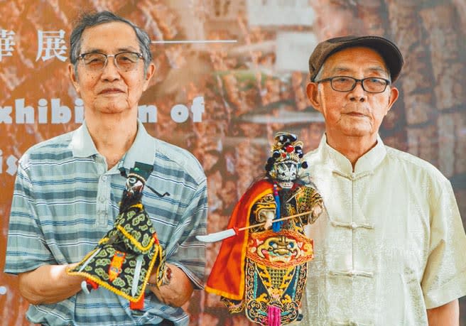 蘇明雄（左）刻偶生涯逾50年，至今不僅刻出上萬顆偶頭，還刻出享譽盛名的「潮州尪仔」，近來受邀至屏東戲曲館開展「頭頭是道─潮州尪仔風華」。（謝佳潾攝）