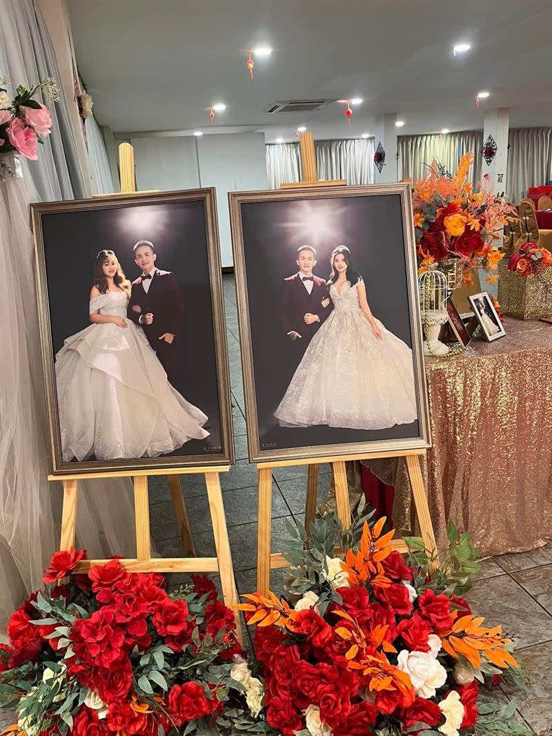 婚宴接待處的桌上也擺放了2張婚紗照，是新郎分別和2位新娘拍攝的。（圖／翻攝自臉書）