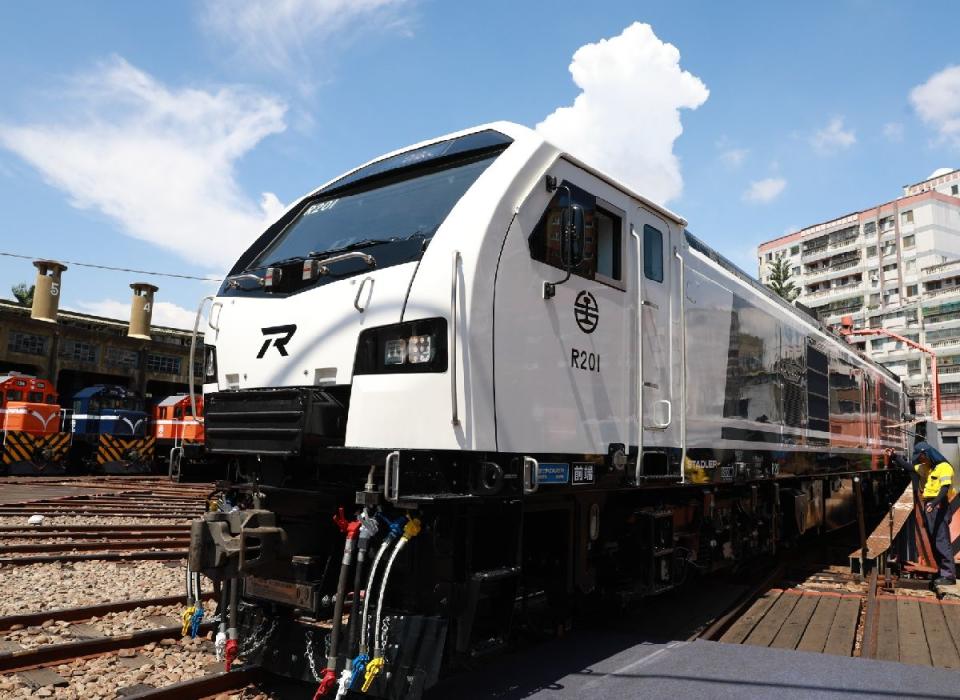 台鐵新購的R200型柴電機車，第2組新車在試車時出現狀況。（圖：TRA臉書）