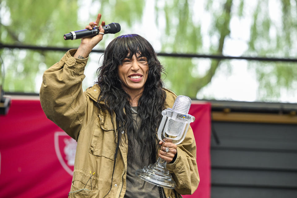 La ganadora del Festival de Eurovisión Loreen de Suecia en el escenario con su trofeo para celebrar con fanáticos en el parque Kungstradgarden en Estocolmo, Suecia, el martes 16 de mayo de 2023. Loreen (Lorine Talhaoui) ganó la final de Eurovisión en Liverpool el 13 de mayo con la canción "Tattoo". (Anders Wiklund/TT News Agency vía AP)