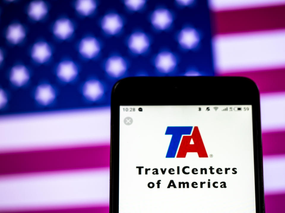 КИЕВ, УКРАИН - 2019/01/02: Энэхүү зургийн зурагт TravelCenters of America бүрэн үйлчилгээтэй рестораны компанийн лого ухаалаг утсан дээр харагдаж байна. (Гэрэл зургийг Игорь Головниов/SOPA Images/LightRocket-ийн Getty Images-ээр хийсэн)