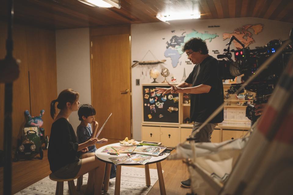 Park So-dam, Jung Hyun-jun and director Bong Joon-ho on the set