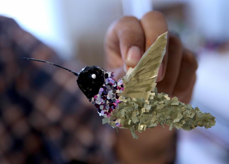 Isaías Rodríguez muestra una de sus últimas mini piñatas.