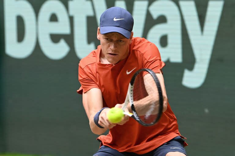 El número 1 del tenis, el italiano Jannik Sinner, jugará contra el estadounidense Ben Shelton uno de los octavos de final de Wimbledon, donde procura otra conquista de las grandes.