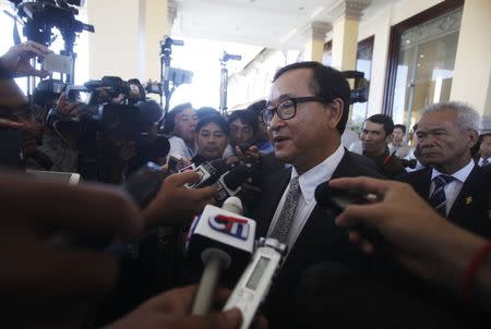 Sam Rainsy (C), President of the Cambodia National Rescue Party (CNRP), speaks to media after a meeting at the National Assembly in central Phnom Penh August 8, 2014. REUTERS/Samrang Pring