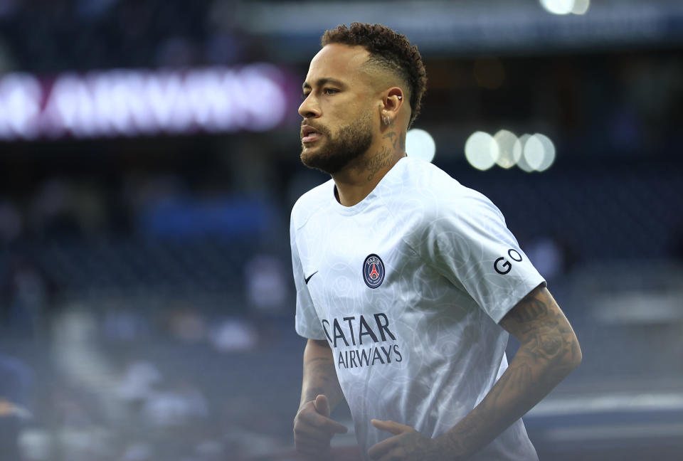 Neymar calienta previo al partido del París Saint Germain ante el Mónaco en la liga francesa, el domingo 28 de agosto del 2022. (AP Foto/Aurelien Morissard)
