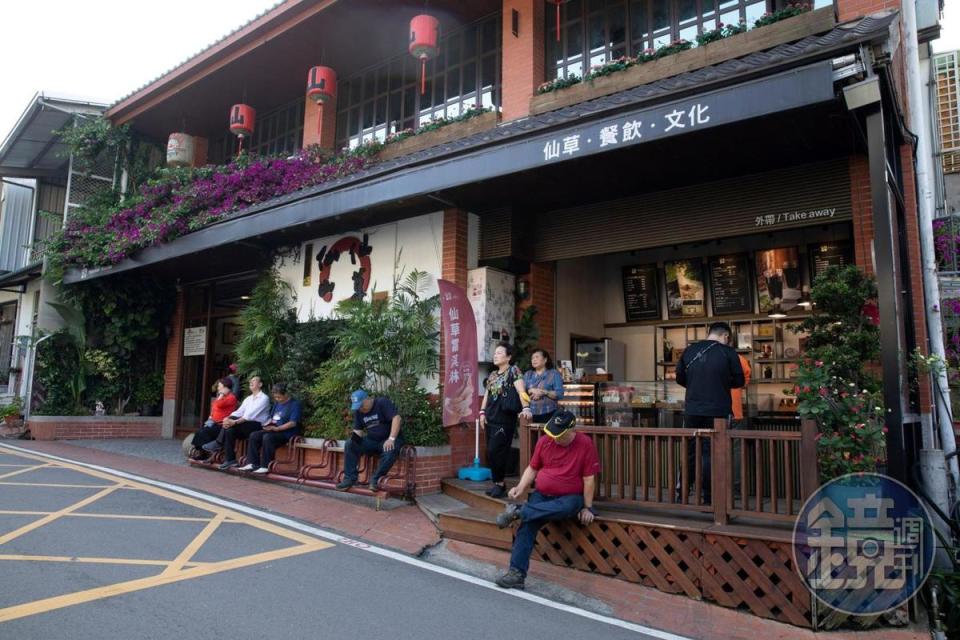 獅潭老街上，人氣最高的店家就屬仙山仙草，除了遊客外，由於店址位在台三線旁，因此重機和單車騎士也紛至踏來。