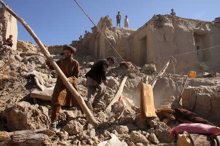 Men look for their belongings after an earthquake, in Kishim district of Badakhshan province, Afghanistan October 27, 2015. REUTERS/Stringer