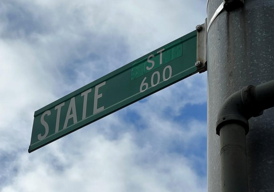 A street sign blade in the 600 block of State Street has what appears to be a piece of matching green tape covering an NE.