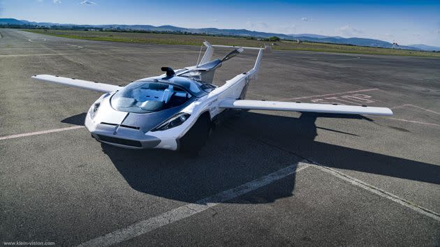 La AirCar sur l'aéroport de Nitra se préparant à décoller. (Photo: Klein vision)