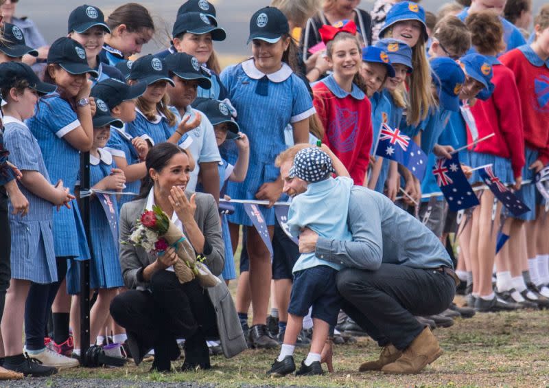 Meghan and Harry trafen Luke Vincent, 5, in Dubbo. (PA)