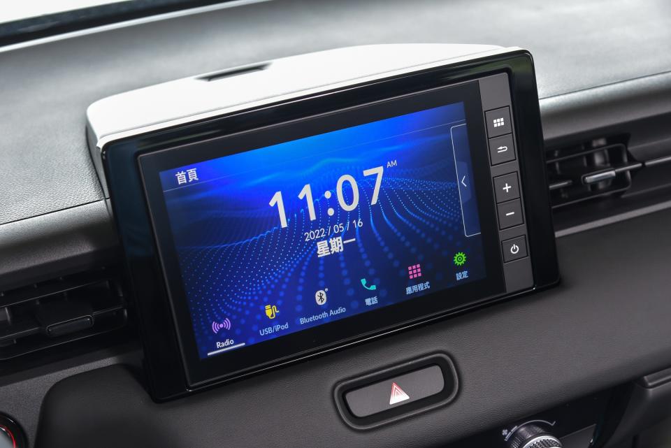全車系標配的8吋觸控式多媒體影音螢幕主機，內建廣播、藍牙影音與行動通訊等系統，並可支援Apple CarPlay & Android Auto連結功能。