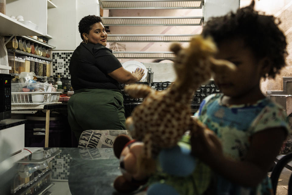 *Arquivo* SÃO PAULO, SP, 20.07.2022 - A maquiadora Nathalia Camilo, 27, ao lado de sua filha Livia, 3 (Foto: Bruno Santos/Folhapress)