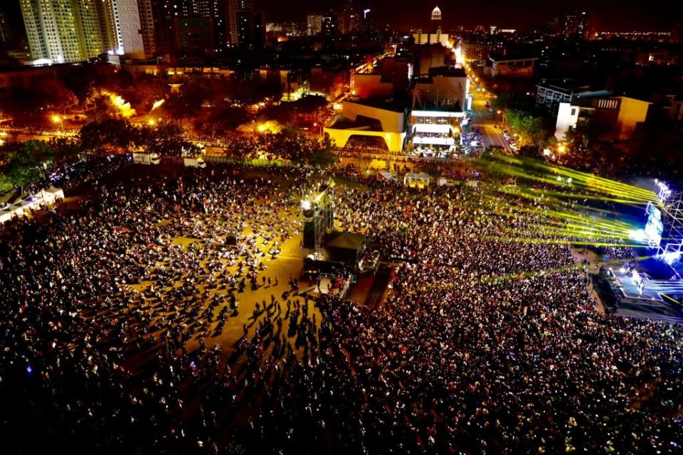 「好YOUNG跨年演唱會」，吸引十二萬人次歌迷湧入會場。（市府提供）