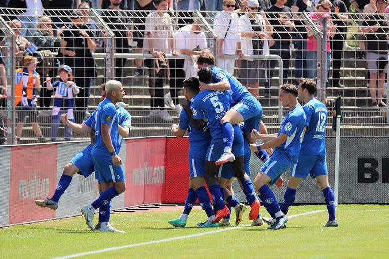 Festejo de gol de Makkabi Berlin en el partido clave, ante Sparta Lichtenberg