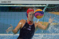 Betsey Armstrong, la gardienne américaine de water polo, effectue un arrêt bien malgré elle face à l'Espagne.