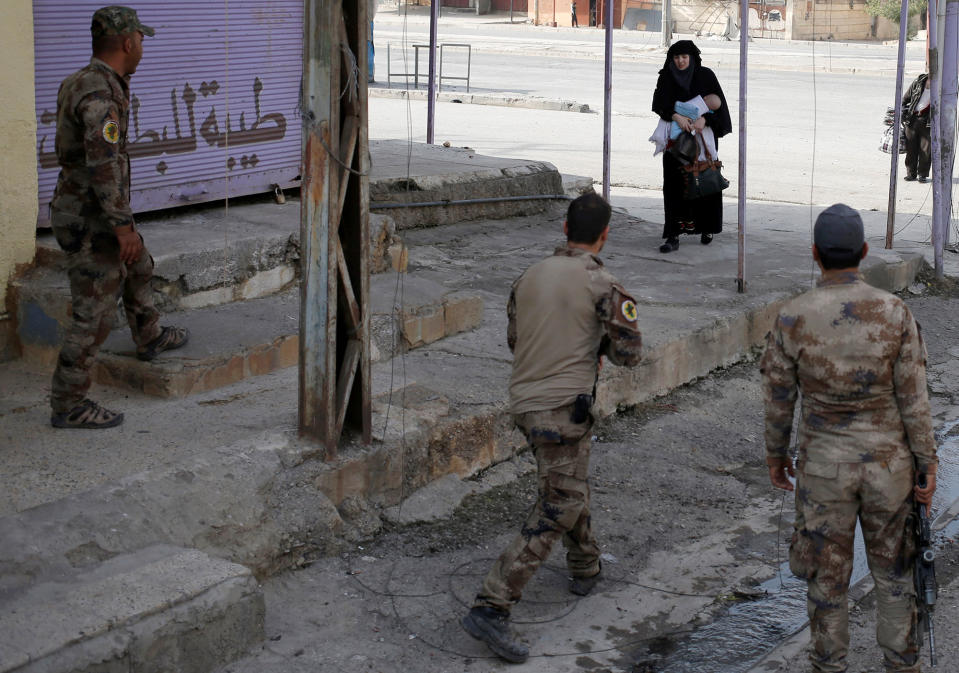 Fierce fighting in Mosul: Iraqi forces battle with Islamic State militants, civilians flee to safety