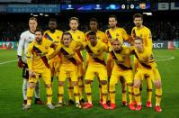 Los jugadores del Barcelona posan para una foto de grupo del equipo antes del partido