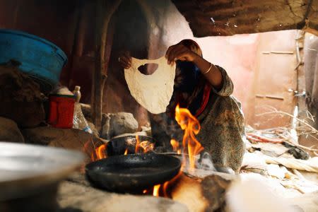 A woman displaced from the Red Sea port city of Hodeidah makes bread at a shelter in Sanaa, Yemen July 18, 2018. REUTERS/Khaled Abdullah