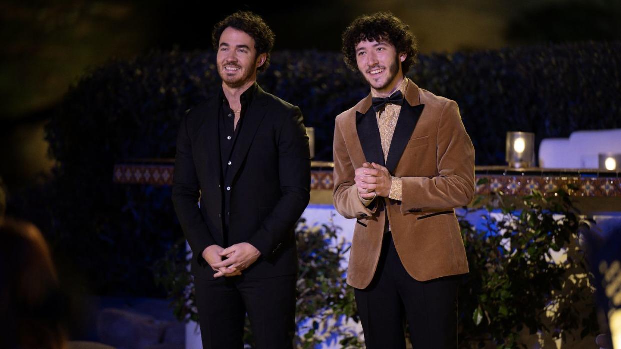 claim to fame “megastars and meltdowns” hosts kevin and franklin jonas introduce the 12 celebrity relatives living under one roof and concealing their lineage for the $100,000 prize this week’s challenge is a talent show, determining who will face elimination in the guess off monday, june 26 800 900 pm edt, on abc abcjohn fleenorkevin jonas, frankie jonas