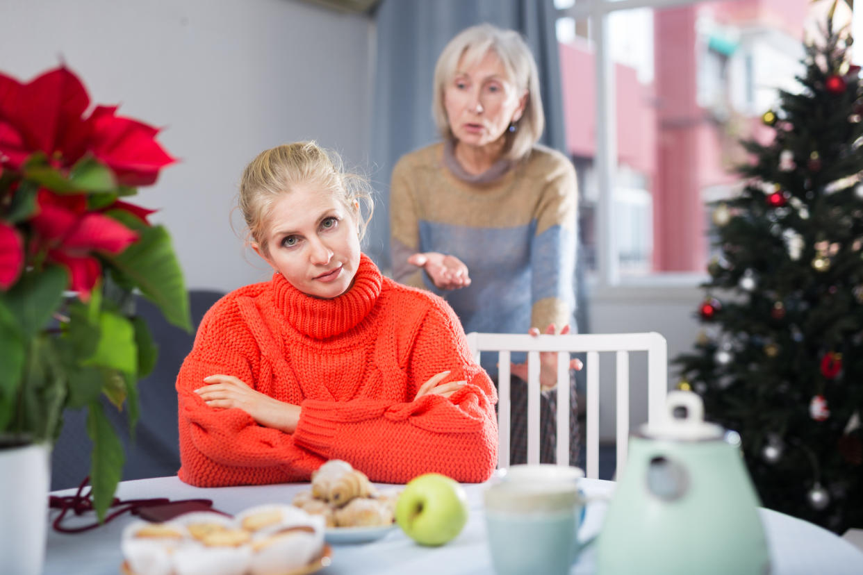 "Wann werde ich endlich Oma?" – An Weihnachten reagiert man oft besonders empfindlich auf unangemessene Fragen. - Copyright: Getty Images