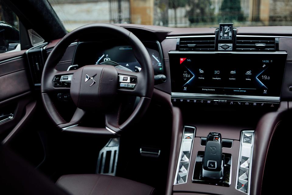 The screens and controls are familiar Peugeot/Citroen kit (Peugeot)