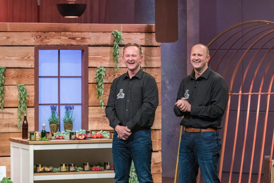 Deutlich weniger Glück haben die fröhlichen Brüder Michael und Carsten (rechts) (Bild: RTL / Bernd-Michael Maurer)