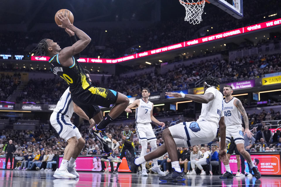 Indiana Pacers guard Bennedict Mathurin (00) shoots over Memphis Grizzlies guard Vince Williams Jr. (5) during the first half of an NBA basketball game in Indianapolis, Sunday, Jan. 28, 2024. (AP Photo/Michael Conroy)