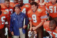 Der geistig etwas unterbelichtete Bobby Boucher (Adam Sandler, rechts) versieht seinen Job als Wasserträger mit Hingabe, ohne dass ihm dies von den Spielern gedankt wird. Doch eines Tages entdeckt der Coach der erfolglosen Mannschaft durch Zufall Bobbys Talent als Spieler: "Waterboy - Der Typ mit dem Wasserschaden" (1998) ist eine herzerweichende Mischung aus Komödie und Sportfilm. (Bild: Touchstone Pictures)