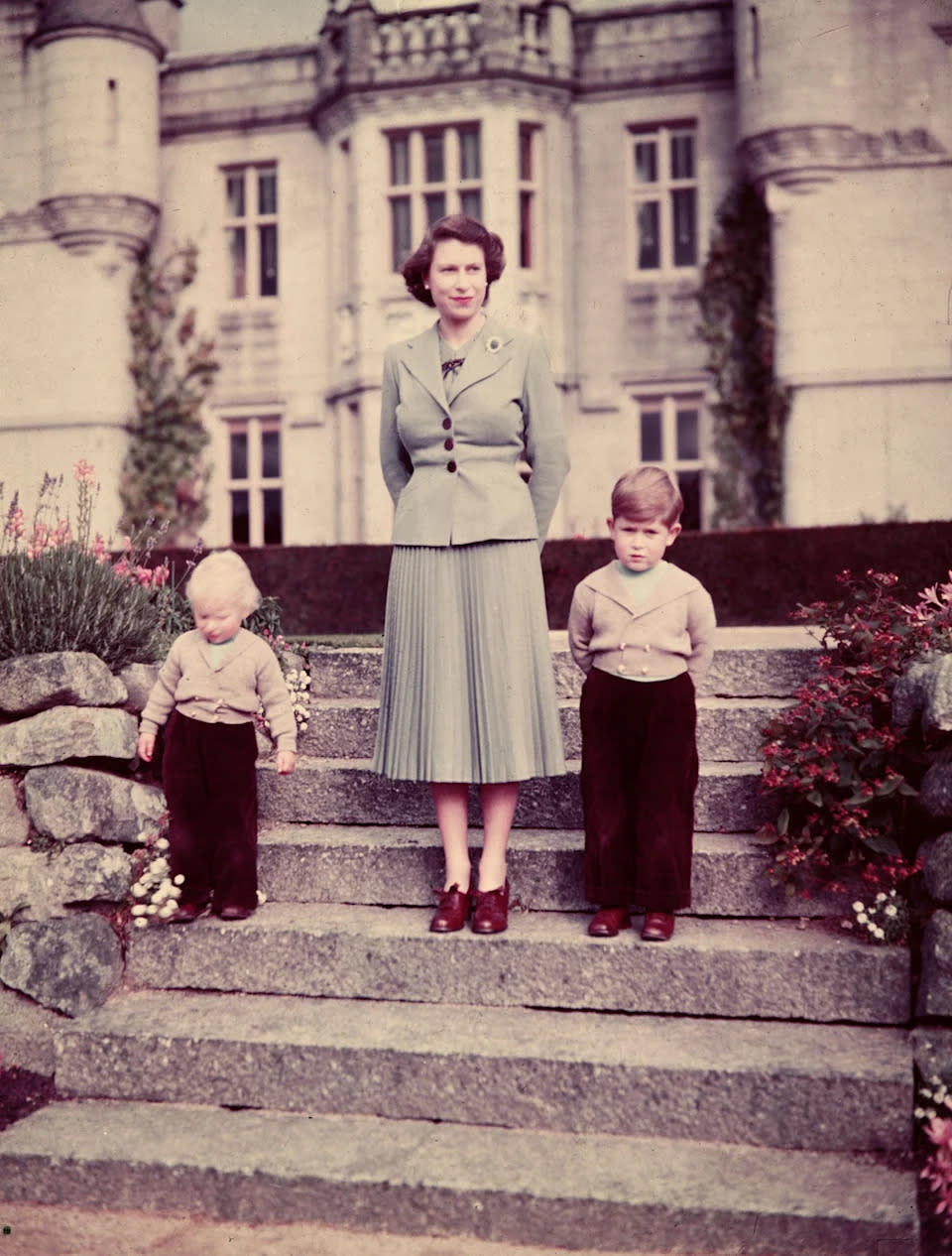 Die Queen 1952 mit einem kleinen Prinz Charles und Prinzessin Anne auf Schloss Windsor. (Bild: Getty Images)