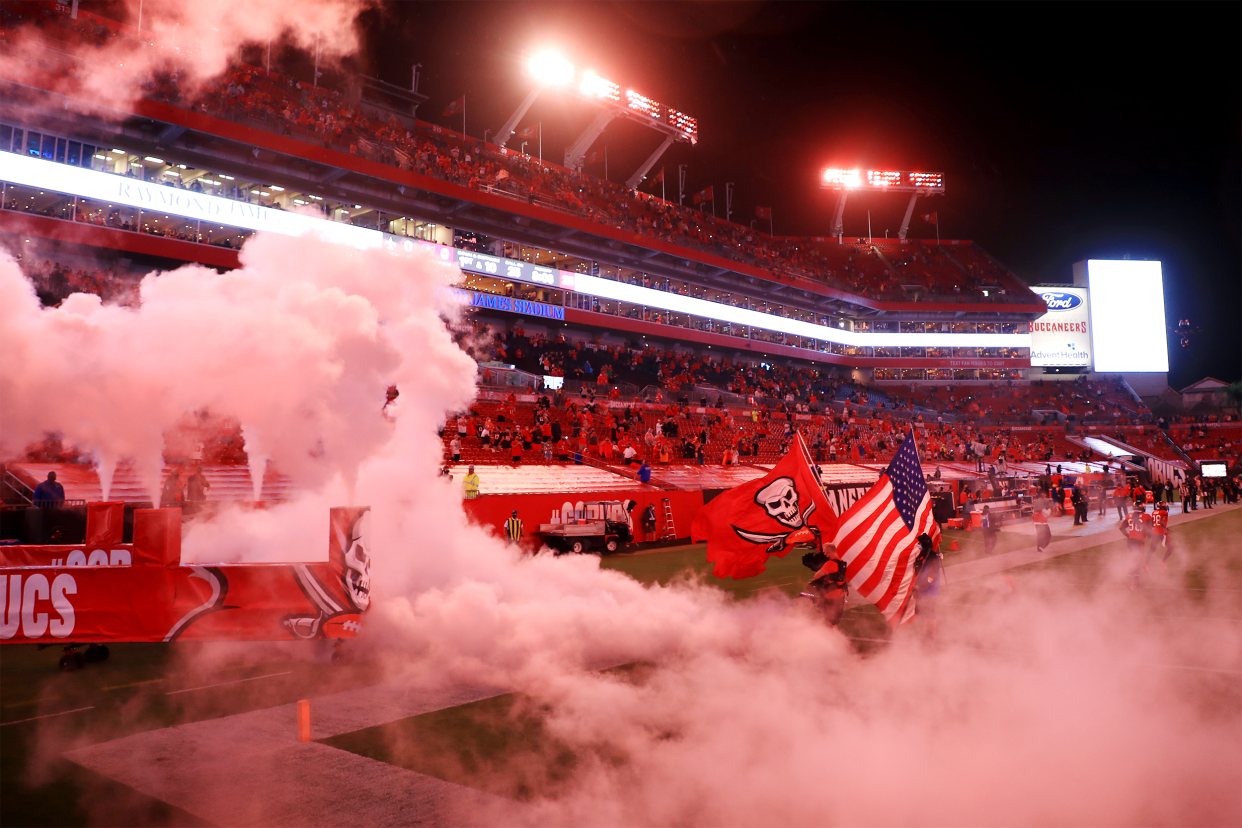 Tampa Bay Buccaneers, Raymond James Stadium, Tampa, the Tampa Bay Buccaneers take the field before the game against the New Orleans Saints at Raymond James Stadium on November 08, 2020, lots of dramatic smoke to the left