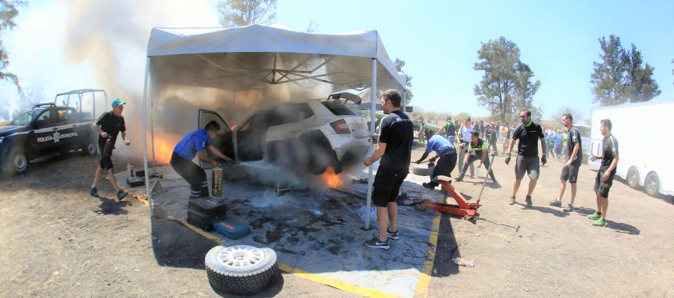 Se pudo contener el incendio del auto de Benito Guerra, pero el vehículo quedó inservible y el piloto no participará en esta carrera. / Foto: Cuartoscuro