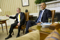 WASHINGTON, DC - JUNE 08: (AFP OUT) U.S. President Barack Obama (R) meets with President Benigno Aquino of the Philippines in the Oval Office at the White House on June 8, 2012 in Washington, DC. Obama and Aquino met to discuss bilateral cooperation. (Photo by Kevin Dietsch-Pool/Getty Images)