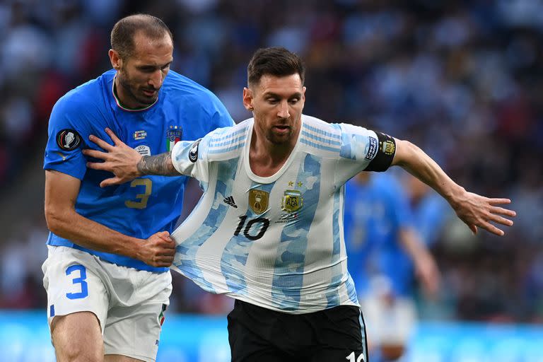 Giorgio Chiellini trata de frenar como sea a Lionel Messi: de la camiseta o de la cintura, en la Finalissima que se desarrolló en Londres.