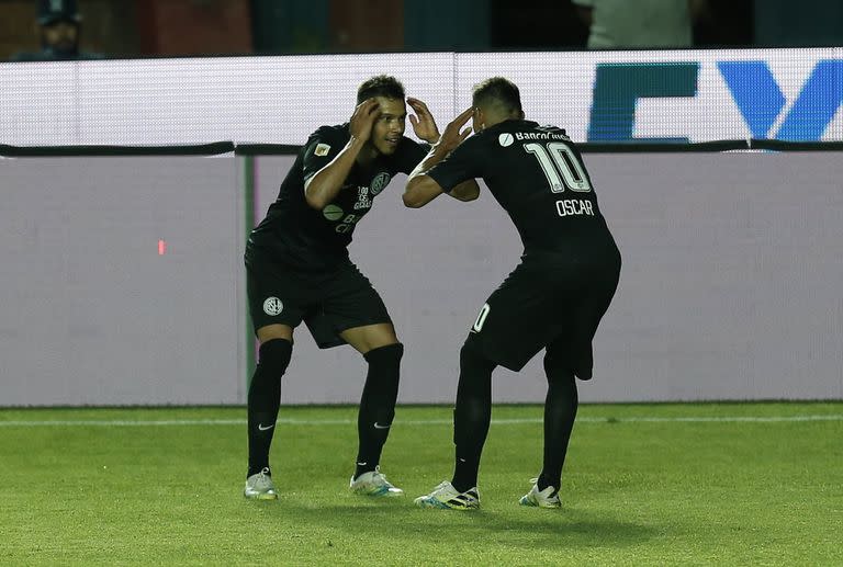 Oscar y Ángel Romero, dos hermanos que coinciden en San Lorenzo, con la cabeza en otro lado.