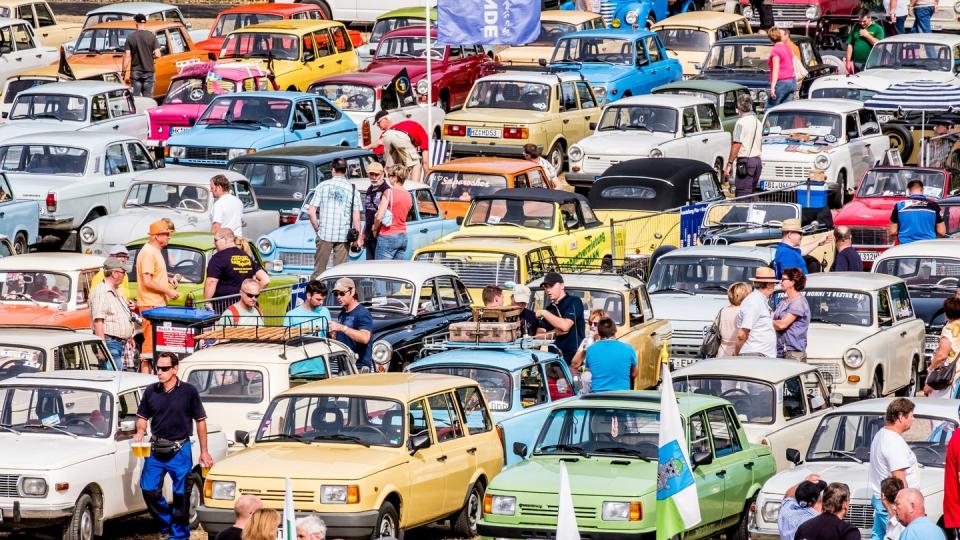 Die Szene der Ost-Auto-Liebhaber ist groß und trifft sich über das Jahr auf vielen Veranstaltungen wie hier beim Ost-Mobil-Meeting-Magdeburg (OMMMA). Foto: Andreas Lander/MVGM GmbH