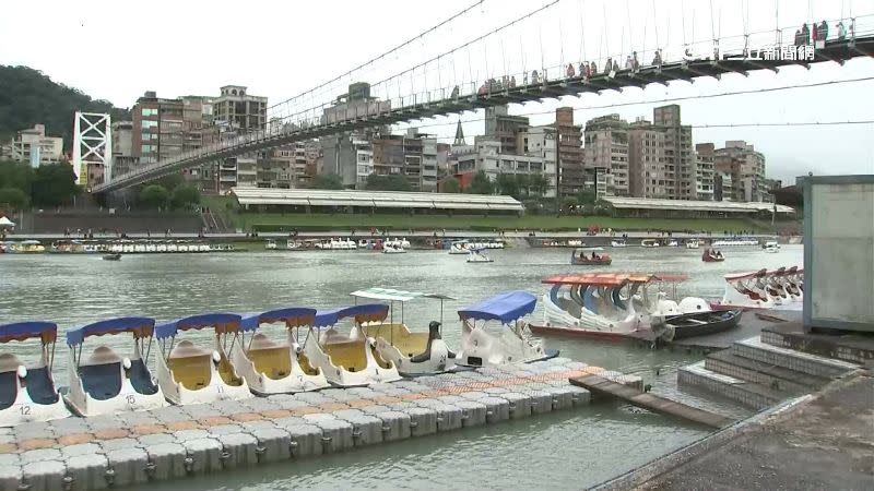 天鵝船業者今天在水面發現一具遺體。（資料照）