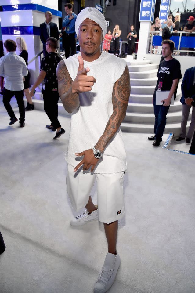 Nick Cannon en blanc de la tête aux pieds. 