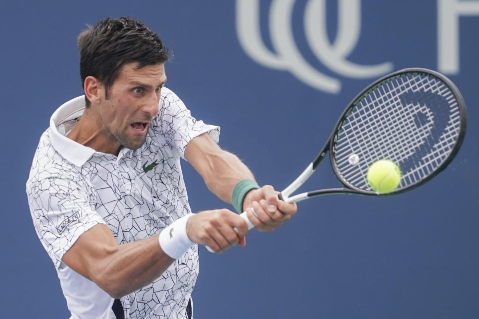 El serbio Novak Djokovic hace una devolución al francés Adrian Mannarino, durante un encuentro de la segunda ronda del Masters de Cincinnati, el miércoles 15 de agosto de 2018 (AP Foto/John Minchillo)