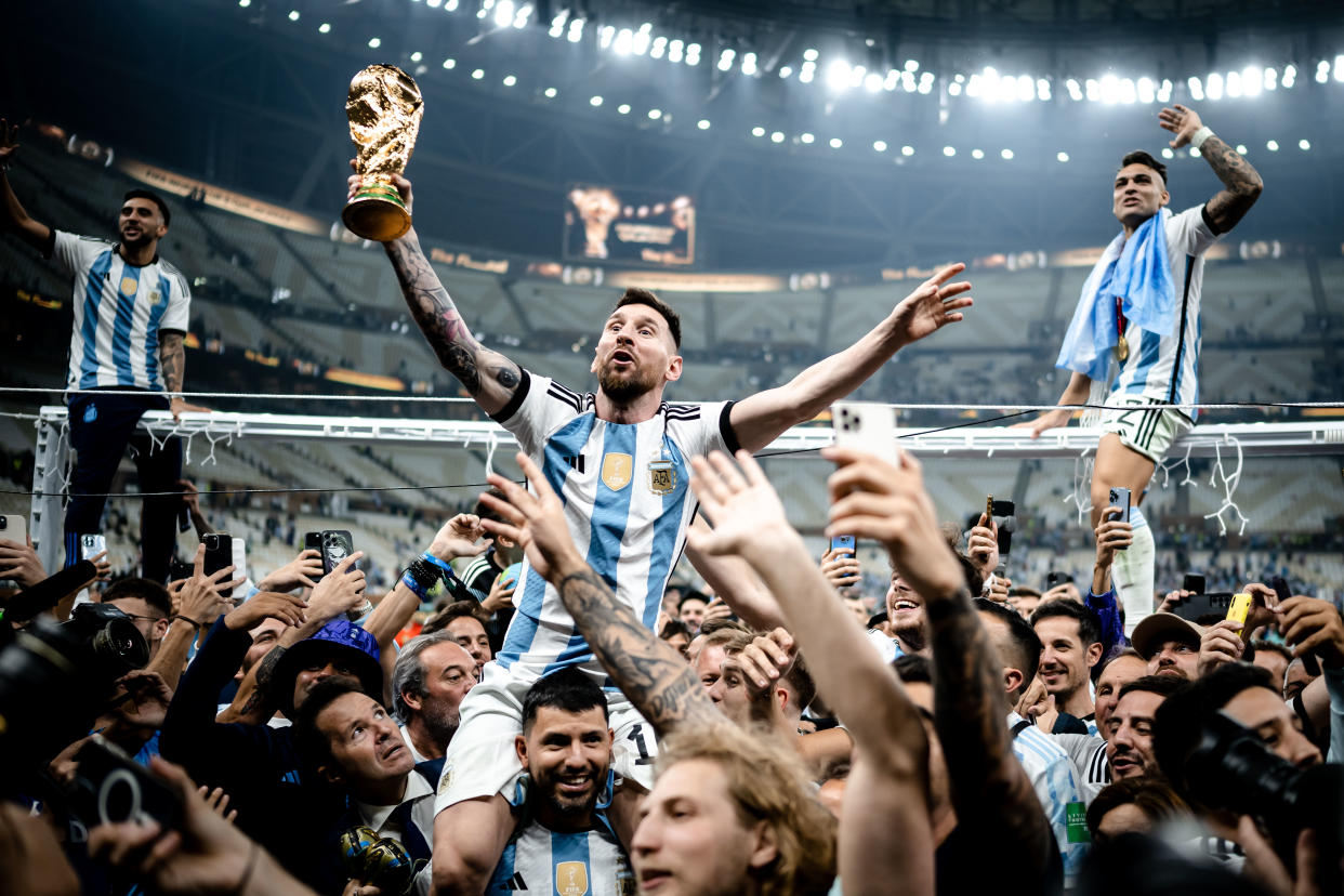 Lionel Messi festejando el Campeonato del Mundo en Qatar 2022. (Marvin Ibo Guengoer - GES Sportfoto/Getty Images)